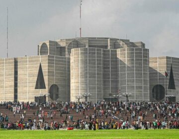مشتعل مظاہرین پارلیمنٹ کی عمارت کے باہر موجود ہیں - فوٹو: اے ایف پی