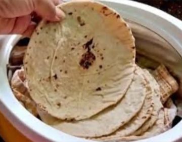 ایک چنگیر میں روٹیاں موجود ہیں