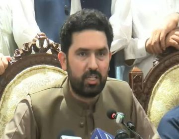 وزیراعلیٰ خیبرپختونخوا کا لانگ مارچ ملتوی کرنے کا اعلان کرتے ہوئے