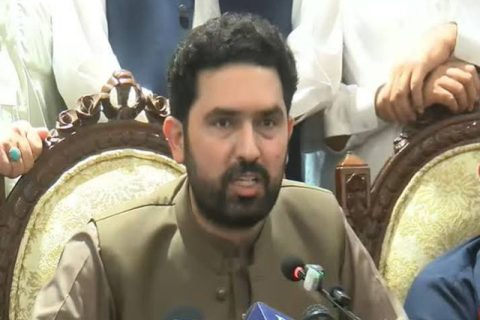 وزیراعلیٰ خیبرپختونخوا کا لانگ مارچ ملتوی کرنے کا اعلان کرتے ہوئے