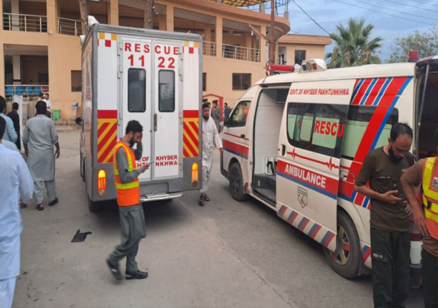 ڈیرہ اسماعیل خان: دھماکےکے زخمیوں کو لیجانے والی ایمبولینس پر فائرنگ