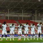 آئر لینڈ کے کھلاڑی اسرائیلی فٹبال ٹیم کو شکست دینے کے بعد احتجاجاً سر جھکائے کھڑے ہیں
