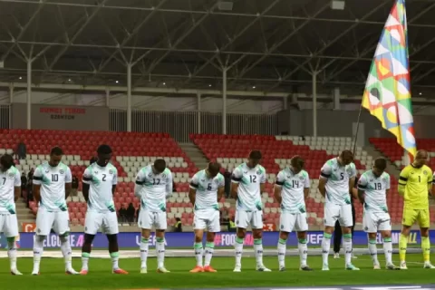 آئر لینڈ کے کھلاڑی اسرائیلی فٹبال ٹیم کو شکست دینے کے بعد احتجاجاً سر جھکائے کھڑے ہیں
