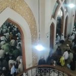 بھارت میں 600 سالہ تاریخی مسجد کو شہید ہونے سے بچانے کیلئے ہزاروں مسلمان مسجد کے اندر بیٹھ گئے