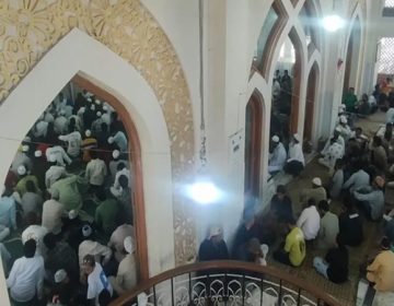 بھارت میں 600 سالہ تاریخی مسجد کو شہید ہونے سے بچانے کیلئے ہزاروں مسلمان مسجد کے اندر بیٹھ گئے