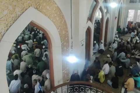 بھارت میں 600 سالہ تاریخی مسجد کو شہید ہونے سے بچانے کیلئے ہزاروں مسلمان مسجد کے اندر بیٹھ گئے