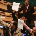 مقبوضہ کشمیر کی اسمبلی کے ارکان ریاستی حیثیت کی بحالی کی قرارداد کا مسودہ اسپیکر کو دکھارہے ہیں