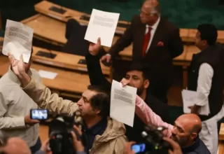 مقبوضہ کشمیر کی اسمبلی کے ارکان ریاستی حیثیت کی بحالی کی قرارداد کا مسودہ اسپیکر کو دکھارہے ہیں