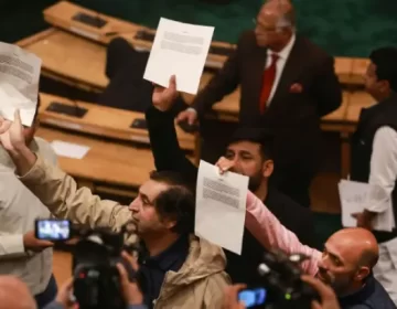 مقبوضہ کشمیر کی اسمبلی کے ارکان ریاستی حیثیت کی بحالی کی قرارداد کا مسودہ اسپیکر کو دکھارہے ہیں