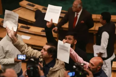 مقبوضہ کشمیر کی اسمبلی کے ارکان ریاستی حیثیت کی بحالی کی قرارداد کا مسودہ اسپیکر کو دکھارہے ہیں