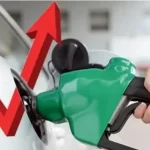 ایک گاڑی میں پیٹرول ڈالا جارہا ہے