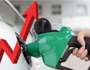 ایک گاڑی میں پیٹرول ڈالا جارہا ہے