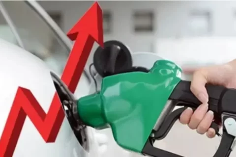 ایک گاڑی میں پیٹرول ڈالا جارہا ہے