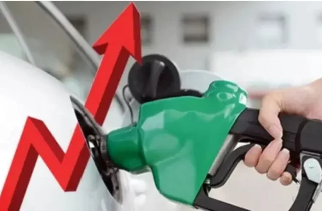 ایک گاڑی میں پیٹرول ڈالا جارہا ہے