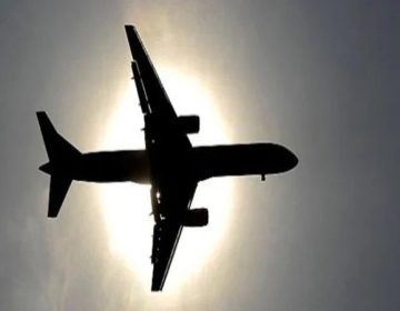 ایک جہاز فضا میں اڑان بھرتے ہوئے