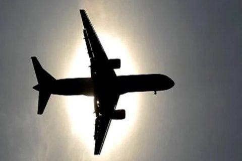 ایک جہاز فضا میں اڑان بھرتے ہوئے
