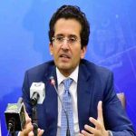 وزیر پیٹرولیم علی پرویز ملک پریس کانفرنس کرتے ہوئے