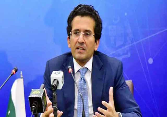 وزیر پیٹرولیم علی پرویز ملک پریس کانفرنس کرتے ہوئے