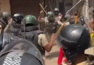 بھارتی پولیس تاریخی مسجد کو شہید ہونے سے بچانے والے مسلمانوں پر لاٹھی چارج کررہی ہے