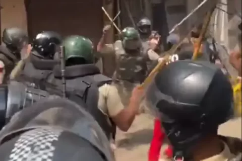 بھارتی پولیس تاریخی مسجد کو شہید ہونے سے بچانے والے مسلمانوں پر لاٹھی چارج کررہی ہے