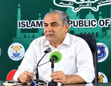 محسن نقوی پریس کانفرنس کرتے ہوئے