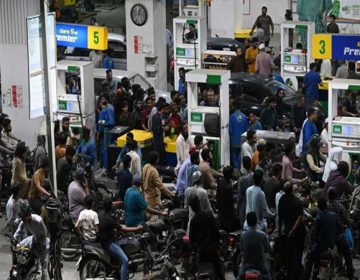 حکومت نے پیٹرولیم مصنوعات کی قیمتوں میں رد و بدل کا اعلان کردیا