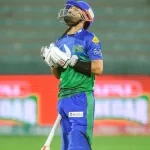 پاکستان کرکٹ ٹیم کے وکٹ کیپر بیٹر محمد رضوان میچ کے دوران ہاتھ اٹھا کر دعا کر رہے ہیں۔