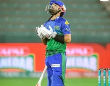 پاکستان کرکٹ ٹیم کے وکٹ کیپر بیٹر محمد رضوان میچ کے دوران ہاتھ اٹھا کر دعا کر رہے ہیں۔