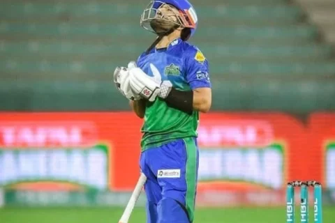 پاکستان کرکٹ ٹیم کے وکٹ کیپر بیٹر محمد رضوان میچ کے دوران ہاتھ اٹھا کر دعا کر رہے ہیں۔