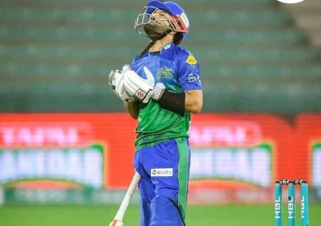 پاکستان کرکٹ ٹیم کے وکٹ کیپر بیٹر محمد رضوان میچ کے دوران ہاتھ اٹھا کر دعا کر رہے ہیں۔