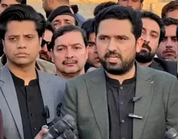 سہیل آفریدی میڈیا سے گفتگو کررہے ہیں
