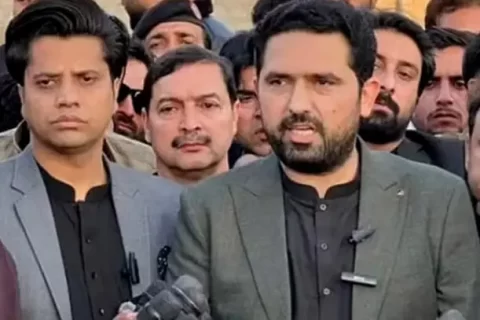 سہیل آفریدی میڈیا سے گفتگو کررہے ہیں