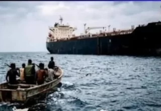 صومالیہ میں بحری قذاقوں کے ہاتھوں یرغمال بحری جہاز کی فائل فوٹو