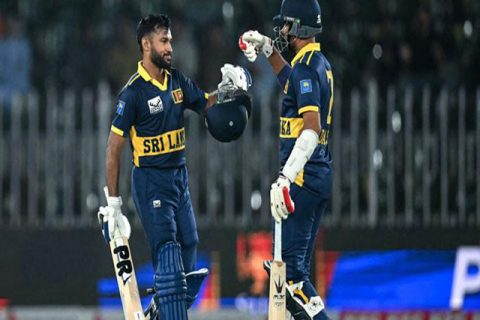 سری لنکا کے کھلاڑی بیٹنگ کرتے ہوئے
