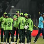پاکستان کرکٹ ٹیم انگلینڈ کے کھلاڑی کو آئوٹ کرنے پر خوشی کا اظہار کرتے ہوئے