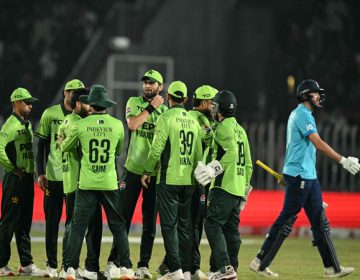 پاکستان کرکٹ ٹیم انگلینڈ کے کھلاڑی کو آئوٹ کرنے پر خوشی کا اظہار کرتے ہوئے