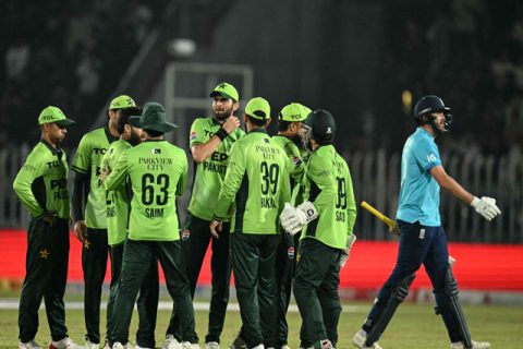 پاکستان کرکٹ ٹیم انگلینڈ کے کھلاڑی کو آئوٹ کرنے پر خوشی کا اظہار کرتے ہوئے