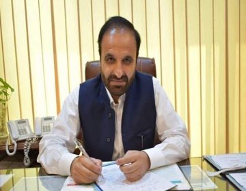ٹانک میں شہید کیے گئے ڈی جی الیکشن کمیشن شمشاد خان کی یادگار تصویر