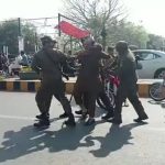 صوابی میں پی ٹی آئی کارکنان کی گرفتاری کے مناظر