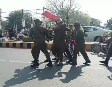 صوابی میں پی ٹی آئی کارکنان کی گرفتاری کے مناظر