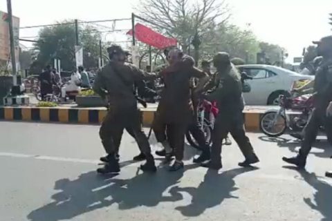 صوابی میں پی ٹی آئی کارکنان کی گرفتاری کے مناظر