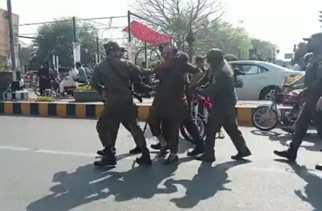 صوابی میں پی ٹی آئی کارکنان کی گرفتاری کے مناظر