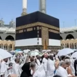 عازمین خانہ کعبہ کے گرد طواف کررہے ہیں