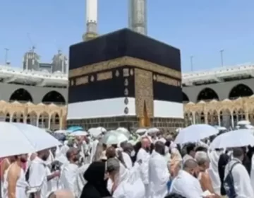 عازمین خانہ کعبہ کے گرد طواف کررہے ہیں