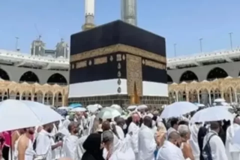عازمین خانہ کعبہ کے گرد طواف کررہے ہیں