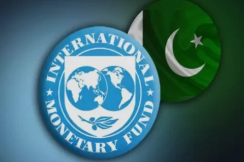 پاکستان کے پرچم اور عالمی مانیٹری فنڈ کے لوگو کی عکاسی کرتی تصویر