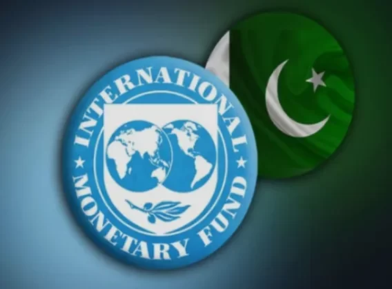 پاکستان کے پرچم اور عالمی مانیٹری فنڈ کے لوگو کی عکاسی کرتی تصویر
