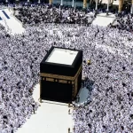 خانہ کعبہ میں ہزاروں افراد نماز جمعہ ادا کررہے ہیں