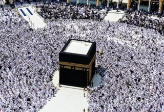 خانہ کعبہ میں ہزاروں افراد نماز جمعہ ادا کررہے ہیں