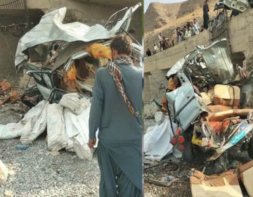 مچھ میں ٹرک اور وین میں خوفناک تصادم کے بعد تباہی کا منظر